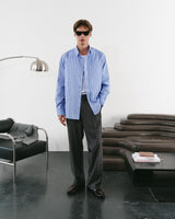 Chemise bleue à manches longues et imprimé à rayures