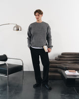 Le pull en laine gris