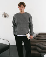 Le pull en laine gris