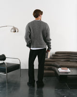 Le pull en laine gris