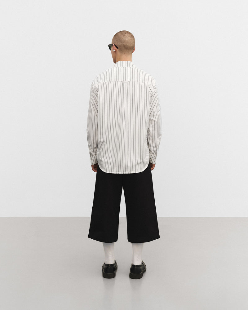 La chemise à manches longues en n&b