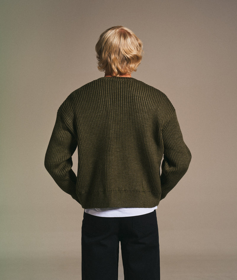 Le pull en laine olive